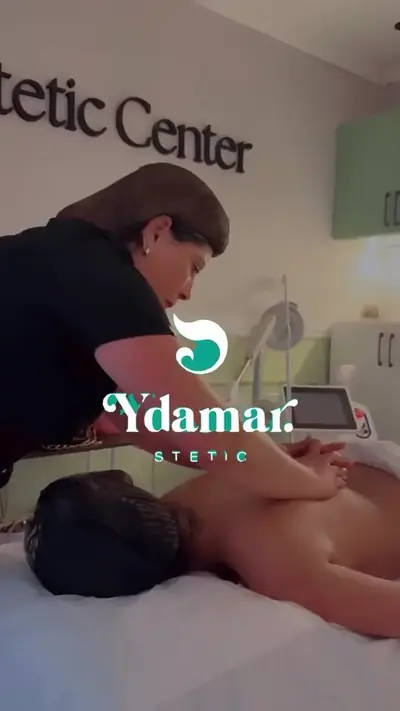 Ydamar dando un masaje en su cabina